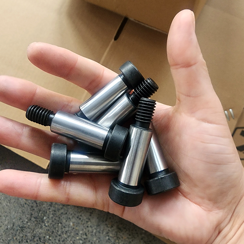 پیچهای شانهای فسفات دقیق 1-8 UNC x 6 اینچی درجه 8.8 پیچهای شانهای فسفات دقیق 1-8 UNC x 6 اینچی درجه 8.8
